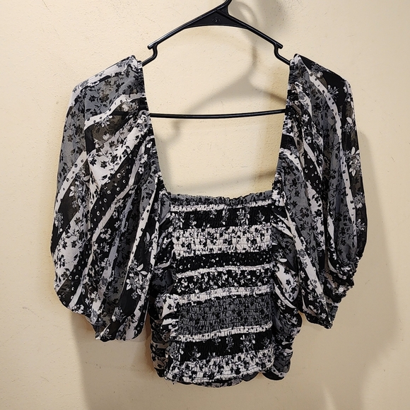 J.Roberts Women's Short Sleeves Smocked Blouse size S - Picture 8 of 11